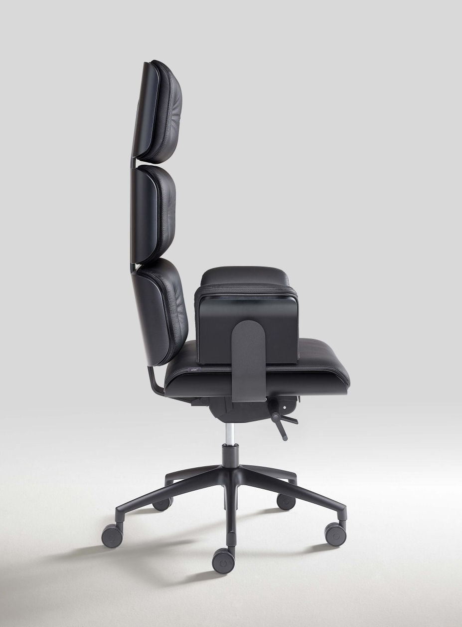 Luxusní kožené prezidentské křeslo Altek Italia Design Armadillo v matně černé barvě - Waterfall Bathrooms