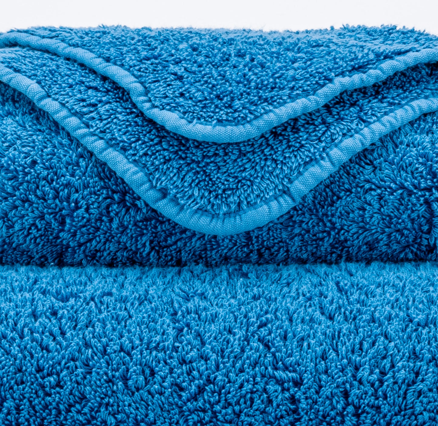 Luxusní tmavě modrý froté ručník 336 Ocean s vysokou gramáží Super Pile Abyss & Habidecor Waterfall Bathrooms
