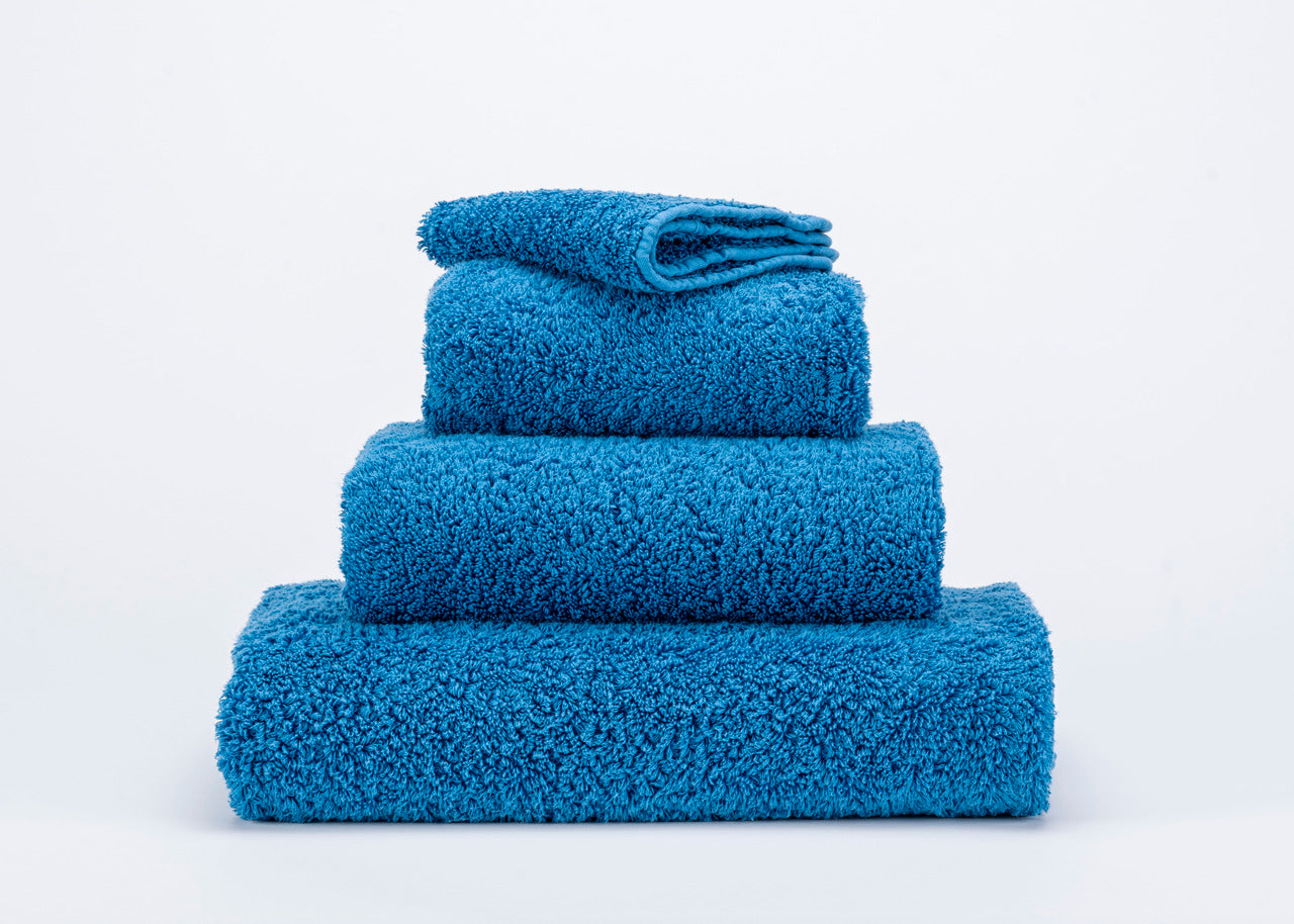 Luxusní tmavě modrý froté ručník 336 Ocean s vysokou gramáží Super Pile Abyss & Habidecor Waterfall Bathrooms