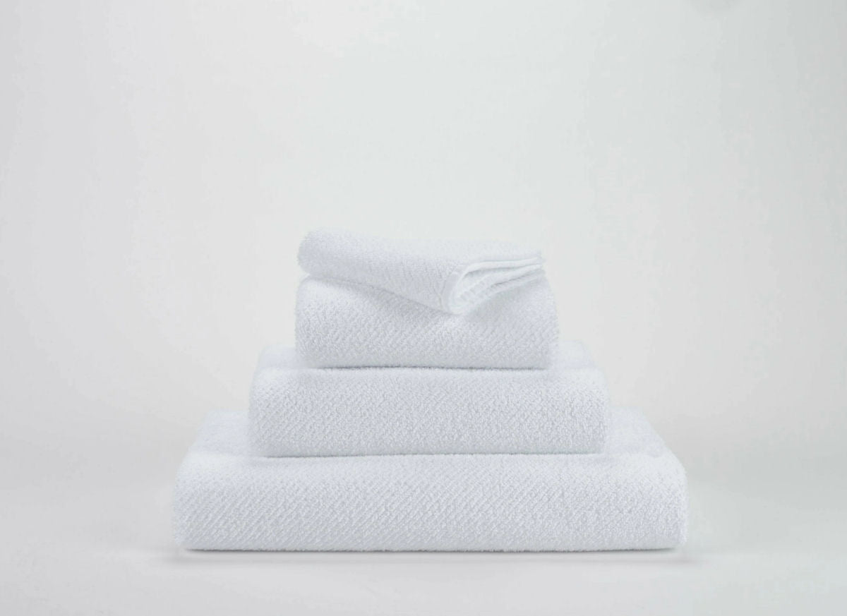 Luxusní bílý froté ručník 100 White s diagonální texturou Twill Abyss & Habidecor Waterfall Bathrooms