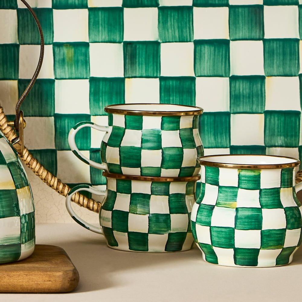 Luxusní smaltovaný šálek na čaj MacKenzie-Childs Emerald Check se zeleným kostkovaným vzorem Waterfall Bathrooms