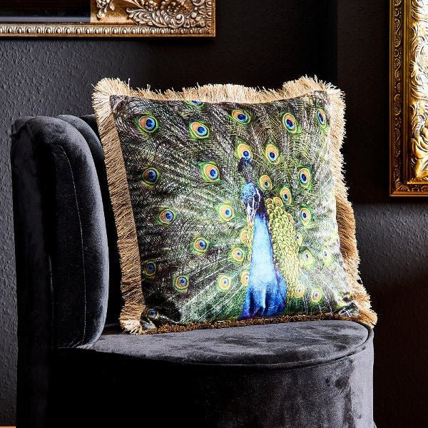 Luxusní sametový polštář s třásněmi Werner Voss Peacock v elegantním zeleno-zlatém provedení dodá každému interiéru osobité kouzlo a styl. - Waterfall Bathrooms