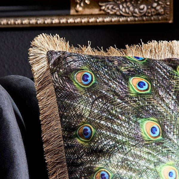 Luxusní sametový polštář s třásněmi Werner Voss Peacock v elegantním zeleno-zlatém provedení dodá každému interiéru osobité kouzlo a styl. - Waterfall Bathrooms