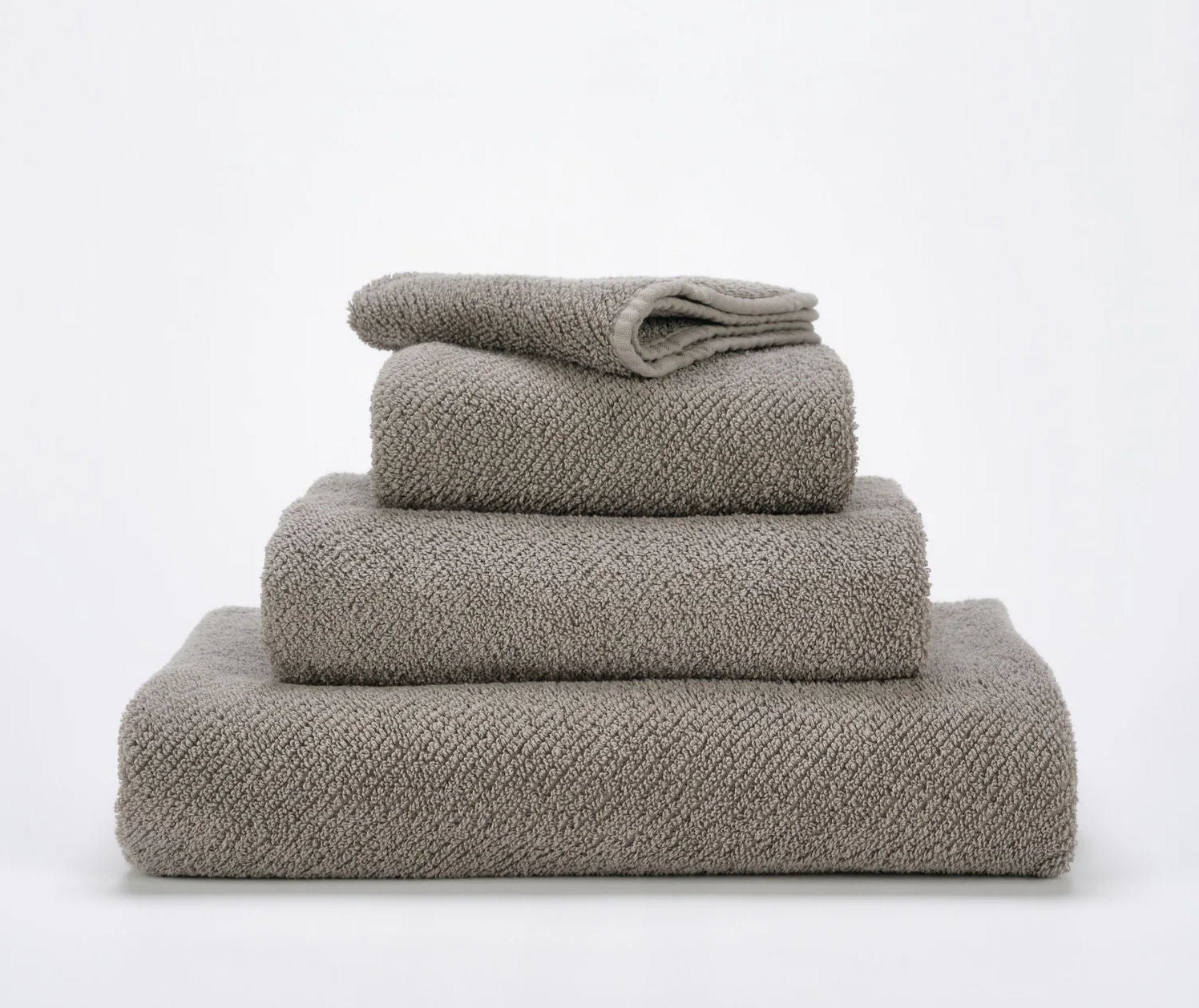 Luxusní šedobéžový ručník 940 Atmosphere ze 100% egyptské bavlny Giza 70 s texturou Twill Waterfall Bathrooms