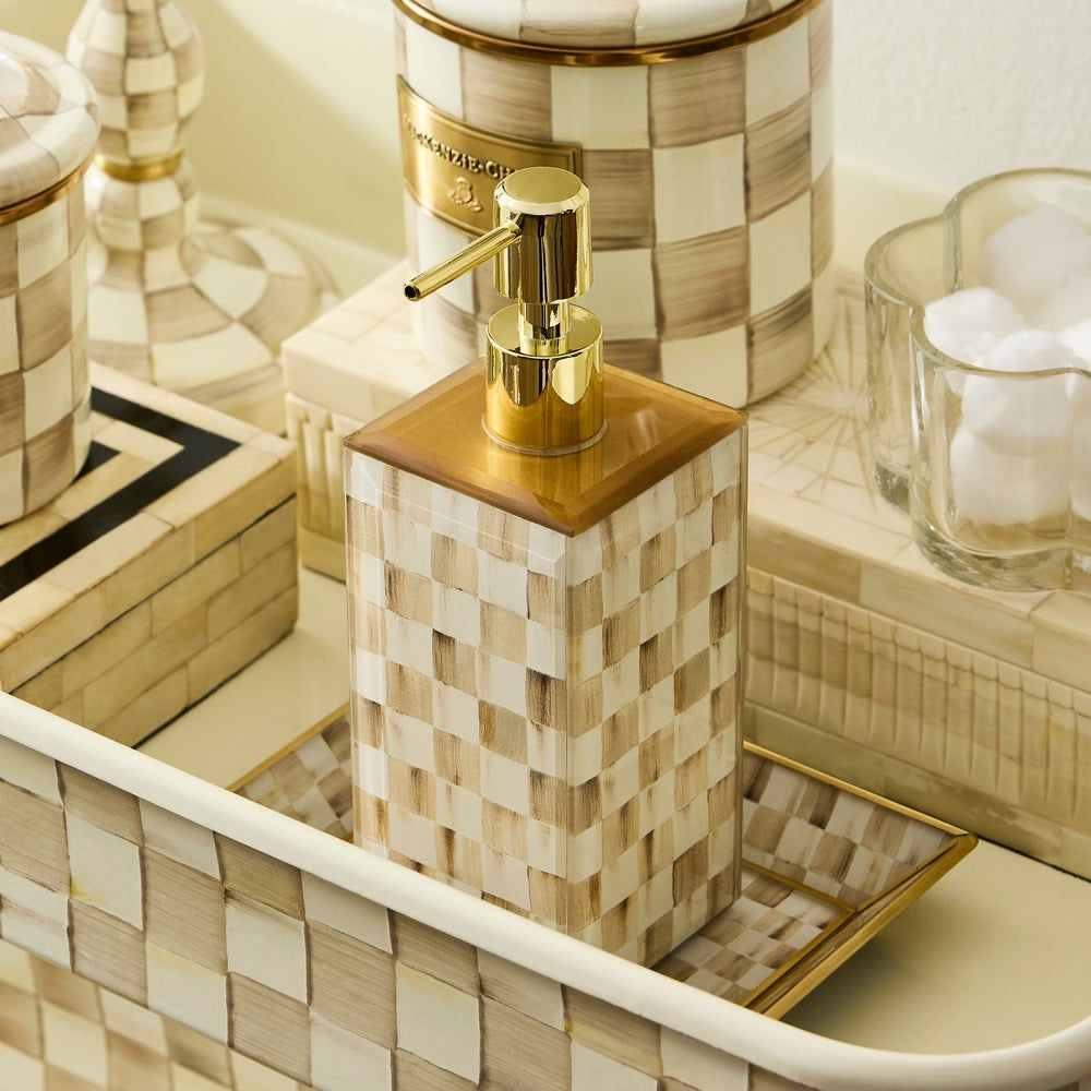 Luxusní skleněný dávkovač mýdla MacKenzie-Childs Mocha Check s kávovo-bílým vzorem Waterfall Bathrooms