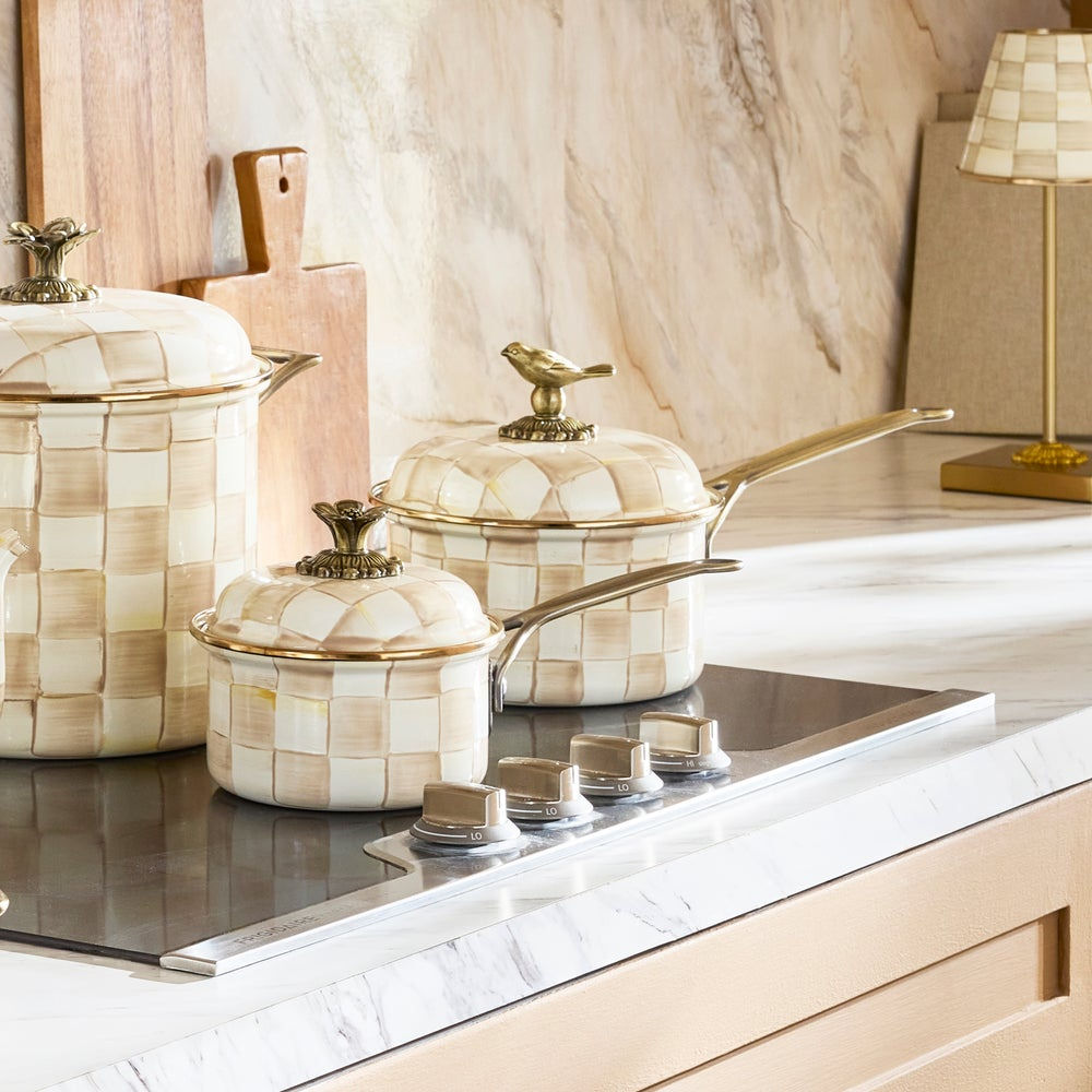 Luxusní smaltovaný rendlík 2,4 l ø 20 cm MacKenzie-Childs Mocha Check s poklicí Waterfall Bathrooms