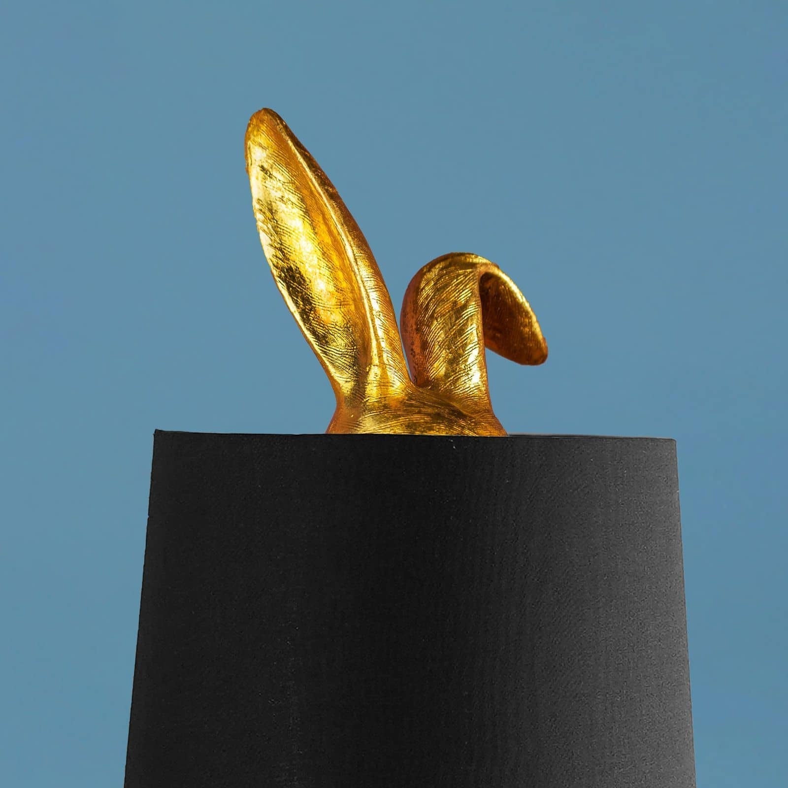 Luxusní zlatá stojací lampa Werner Voss ve tvaru králíčka Hiding Bunny s černým stínidlem Waterfall Bathrooms