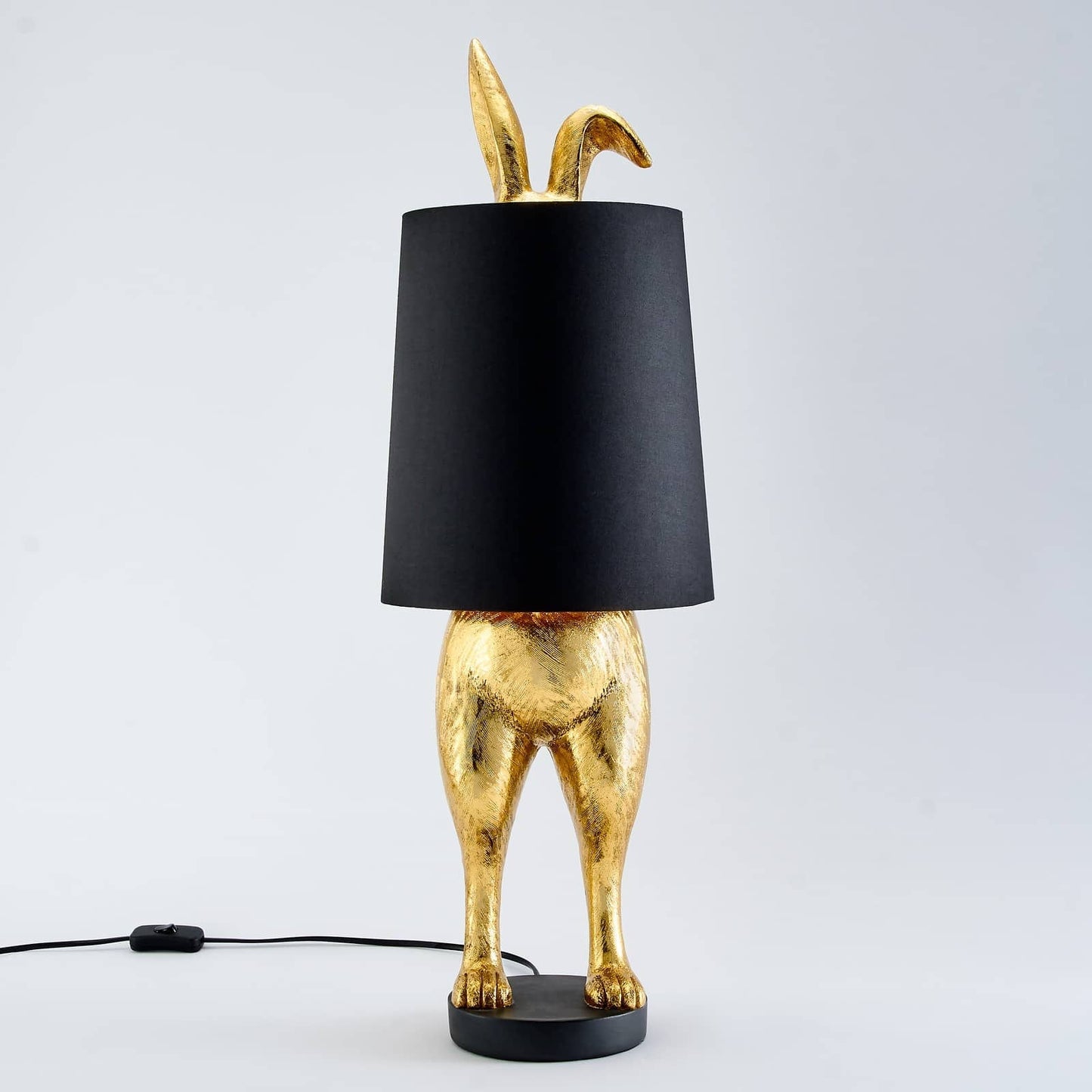 Luxusní zlatá stojací lampa Werner Voss ve tvaru králíčka Hiding Bunny s černým stínidlem Waterfall Bathrooms