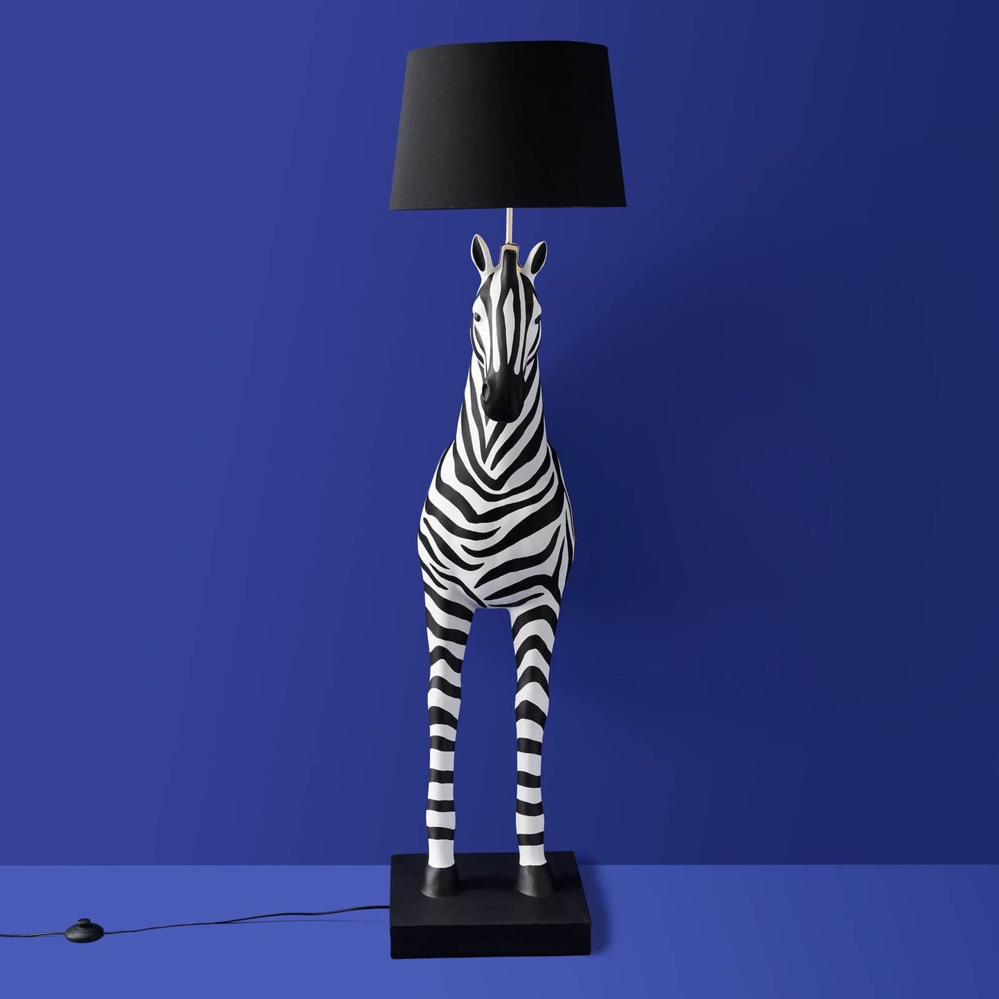 Luxusní vysoká černo-bílá stojací lampa Werner Voss ve tvaru zebry Zora z kolekce WERNS Waterfall Bathrooms