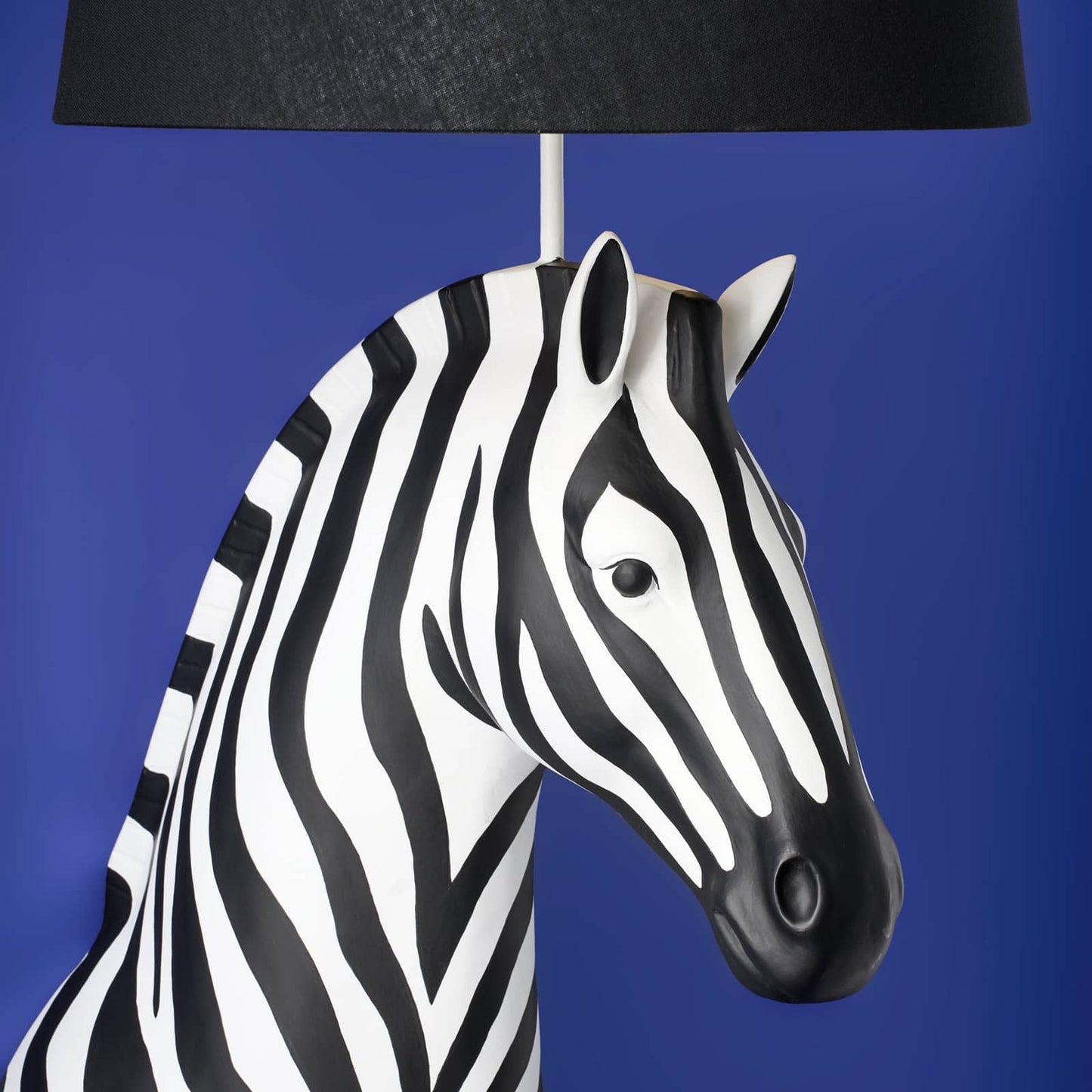 Luxusní vysoká černo-bílá stojací lampa Werner Voss ve tvaru zebry Zora z kolekce WERNS Waterfall Bathrooms