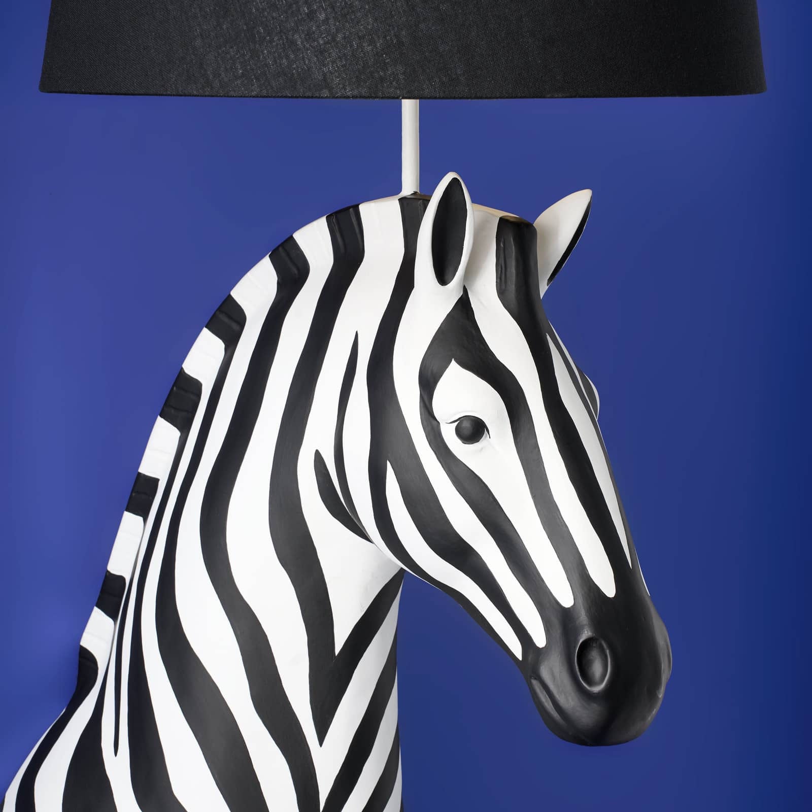 Luxusní vysoká černo-bílá stojací lampa Werner Voss ve tvaru zebry Zora z kolekce WERNS Waterfall Bathrooms