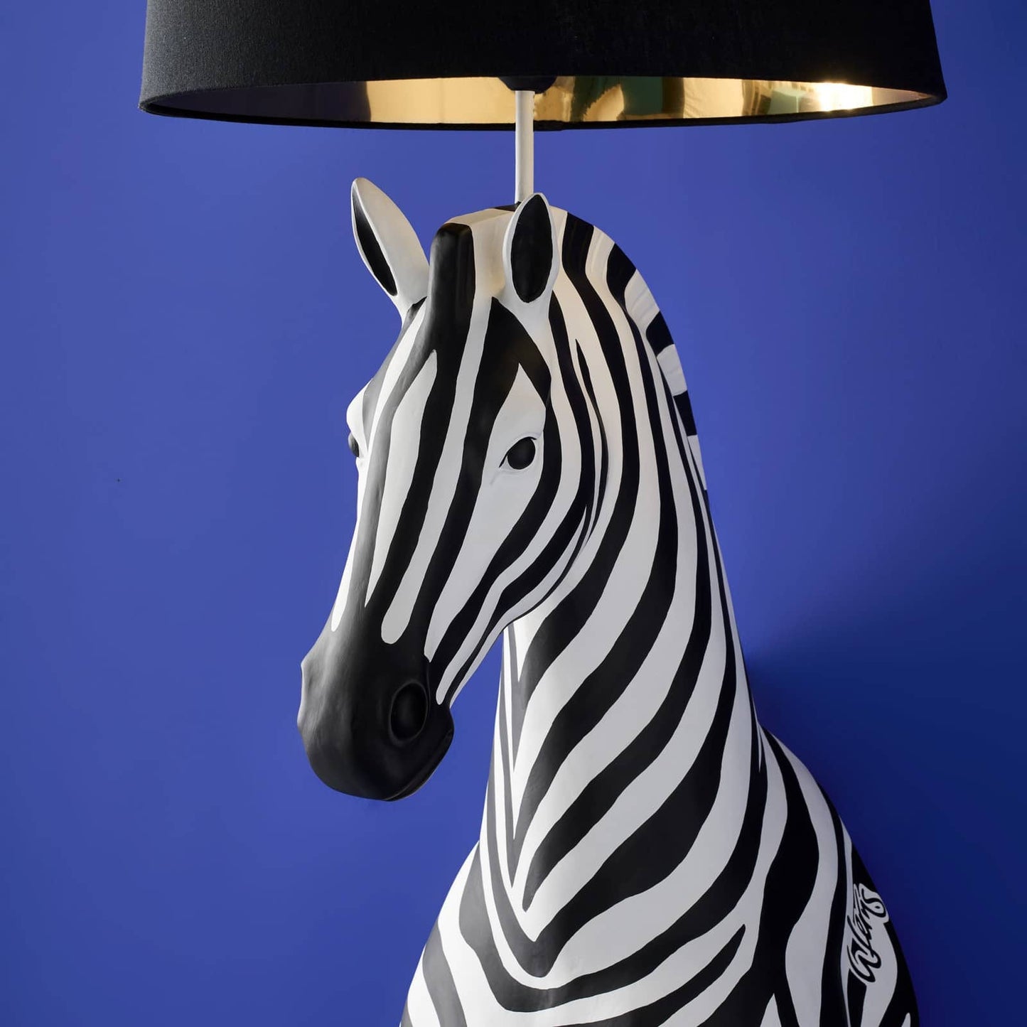 Luxusní vysoká černo-bílá stojací lampa Werner Voss ve tvaru zebry Zora z kolekce WERNS Waterfall Bathrooms