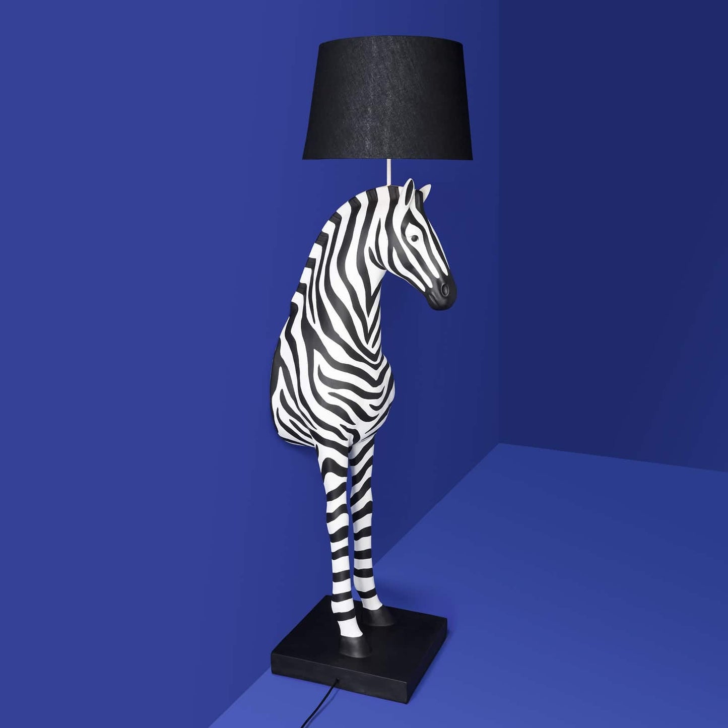 Luxusní vysoká černo-bílá stojací lampa Werner Voss ve tvaru zebry Zora z kolekce WERNS Waterfall Bathrooms