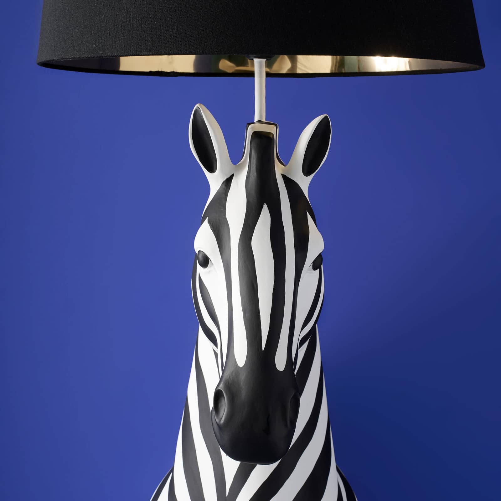 Luxusní vysoká černo-bílá stojací lampa Werner Voss ve tvaru zebry Zora z kolekce WERNS Waterfall Bathrooms