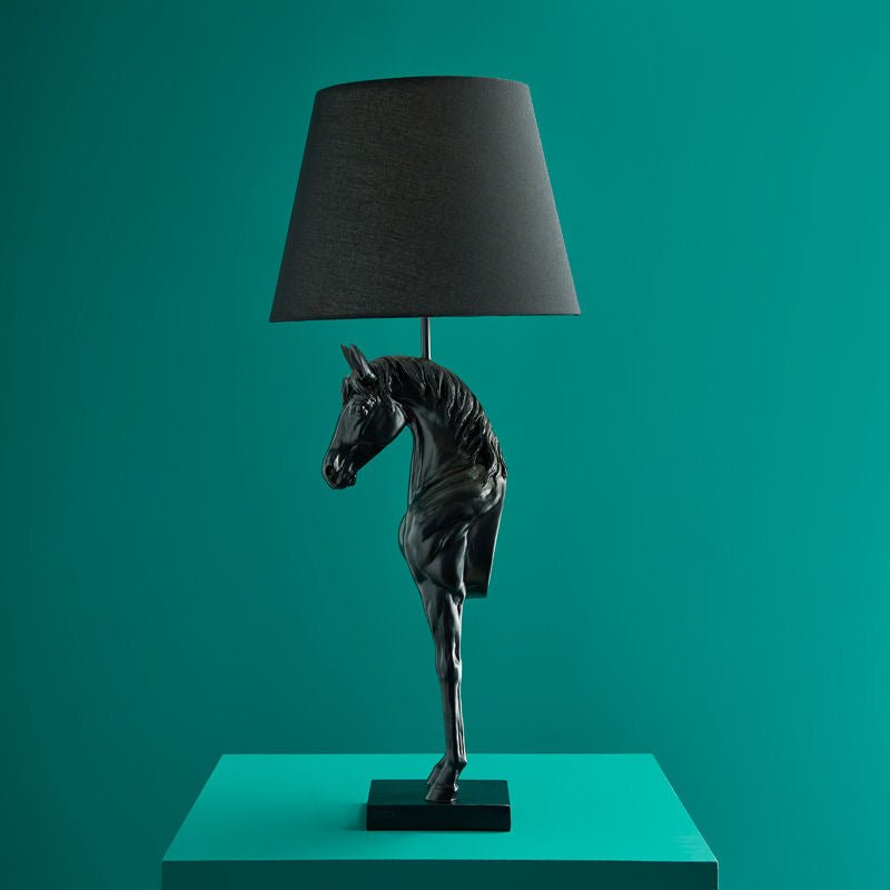 Luxusní černá stolní lampa Wendy Design s elegantním motivem koně dodá vašemu interiéru výjimečný styl a osobitost - Waterfall Bathrooms