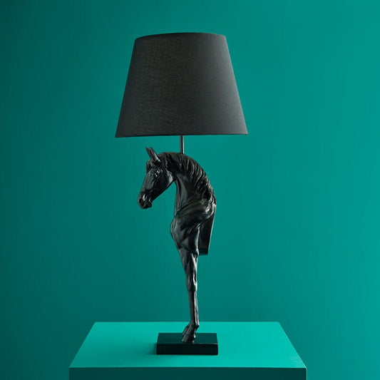 Luxusní černá stolní lampa Wendy Design s elegantním motivem koně dodá vašemu interiéru výjimečný styl a osobitost - Waterfall Bathrooms