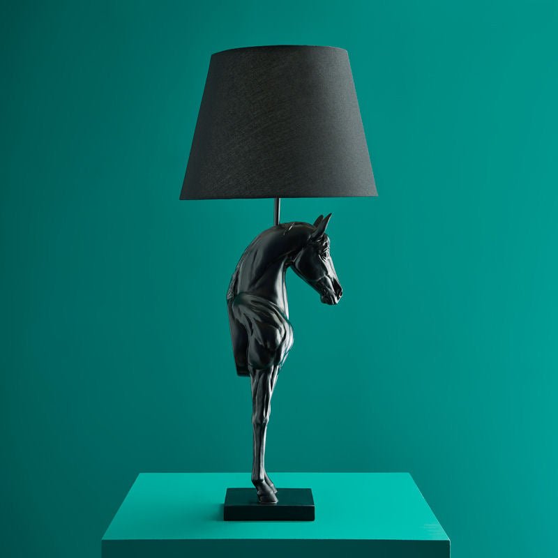 Luxusní černá stolní lampa Wendy Design s elegantním motivem koně dodá vašemu interiéru výjimečný styl a osobitost - Waterfall Bathrooms