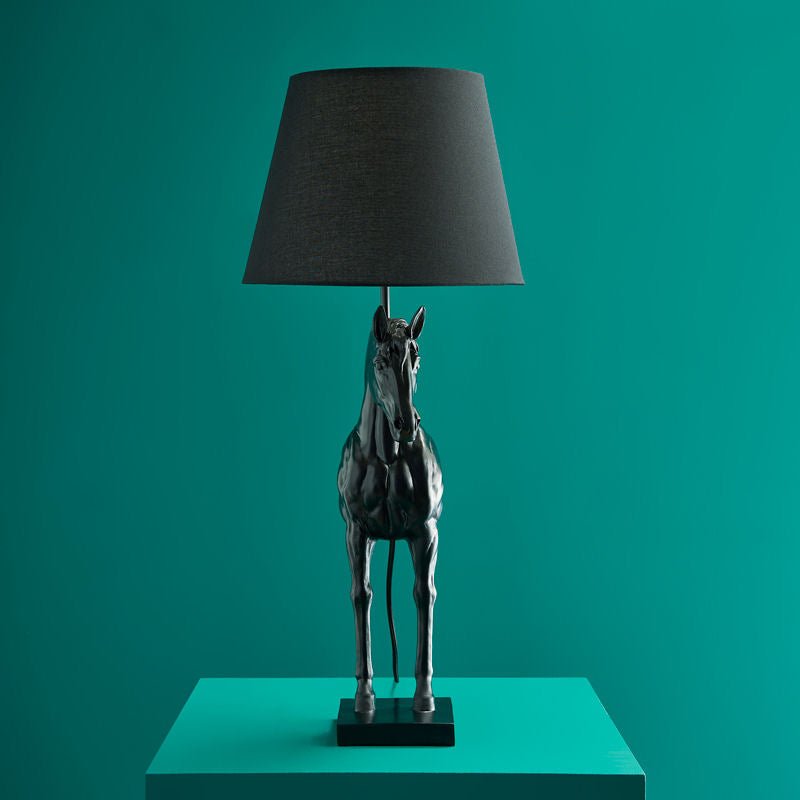 Luxusní černá stolní lampa Wendy Design s elegantním motivem koně dodá vašemu interiéru výjimečný styl a osobitost - Waterfall Bathrooms
