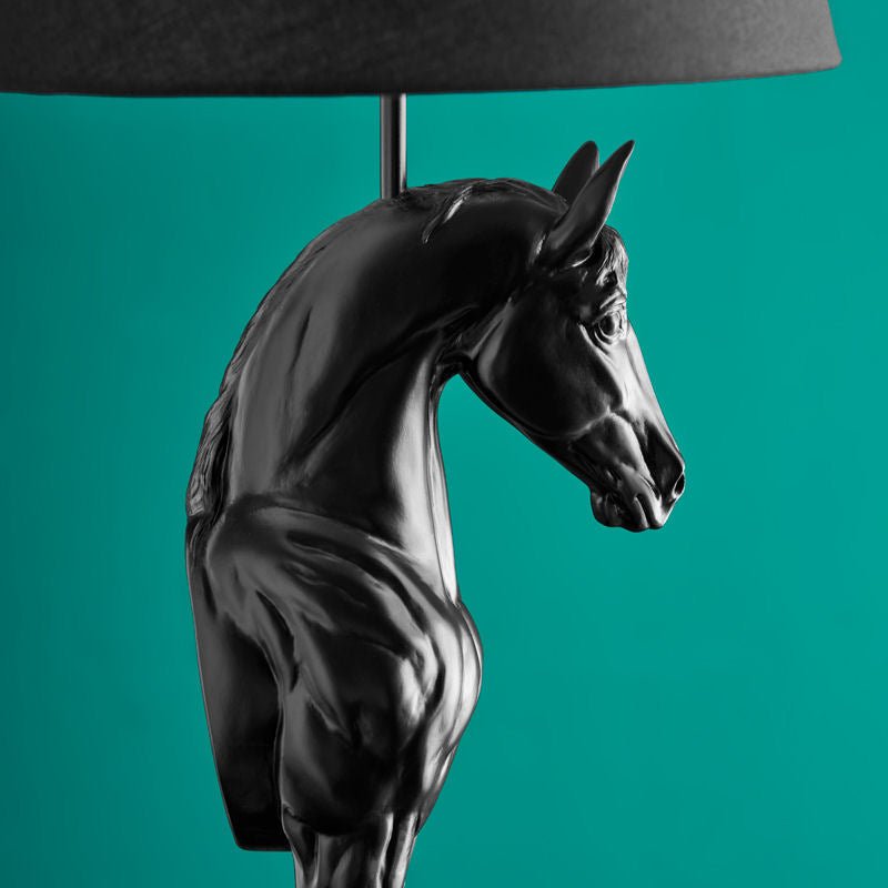 Luxusní černá stolní lampa Wendy Design s elegantním motivem koně dodá vašemu interiéru výjimečný styl a osobitost - Waterfall Bathrooms