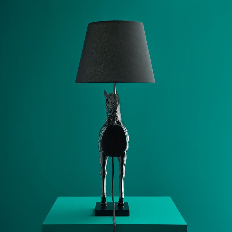 Luxusní černá stolní lampa Wendy Design s elegantním motivem koně dodá vašemu interiéru výjimečný styl a osobitost - Waterfall Bathrooms