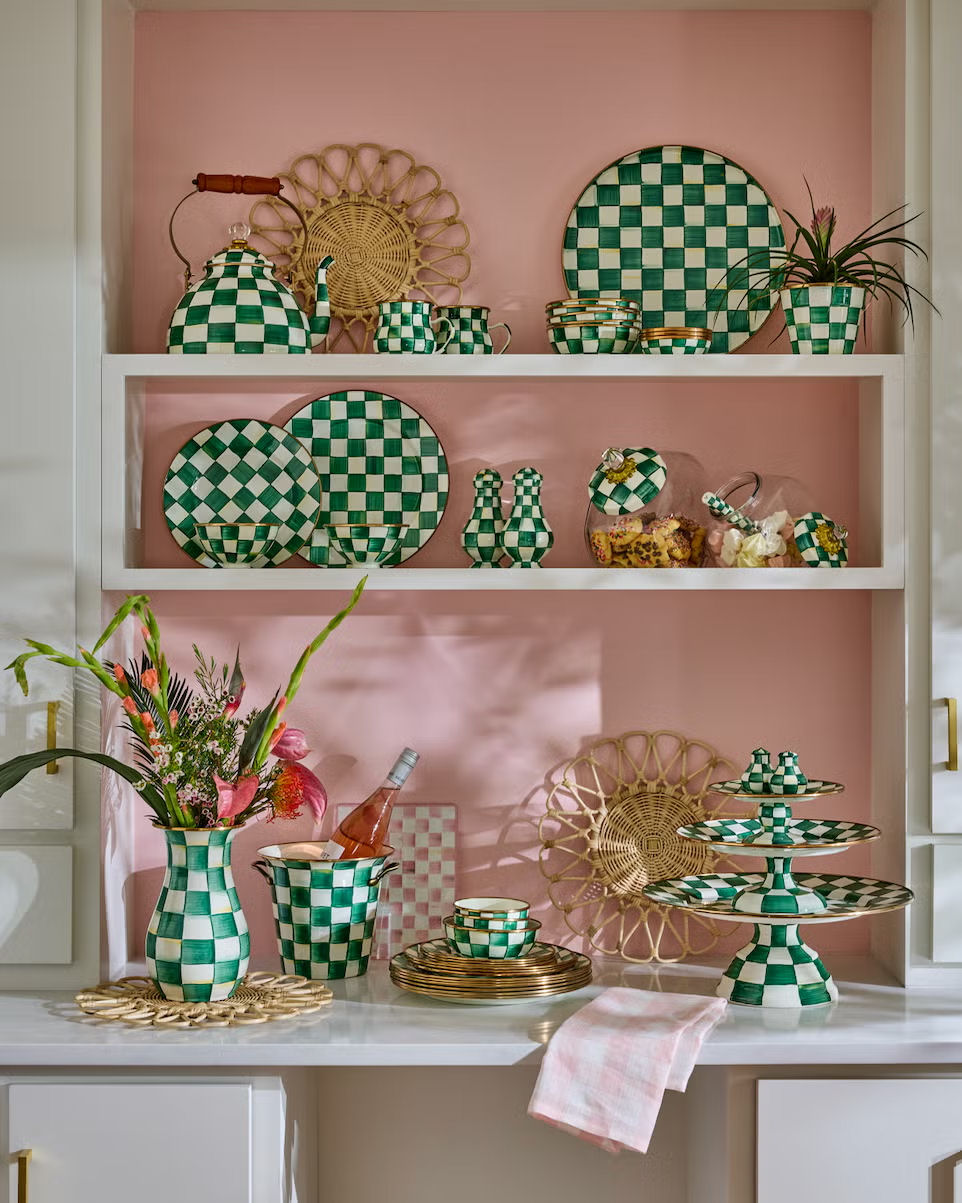 Luxusní střední oválný kostkovaný servírovací podnos MacKenzie-Childs Emerald Check ze smaltované oceli smaragdově zelený Waterfall Bathrooms