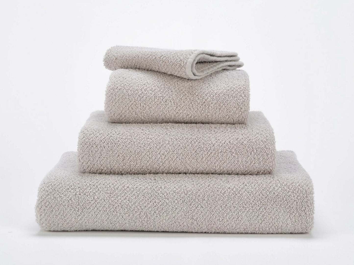 Luxusní světle šedý ručník 950 Cloud ze 100% egyptské bavlny Giza 70 s texturou Twill Waterfall Bathrooms