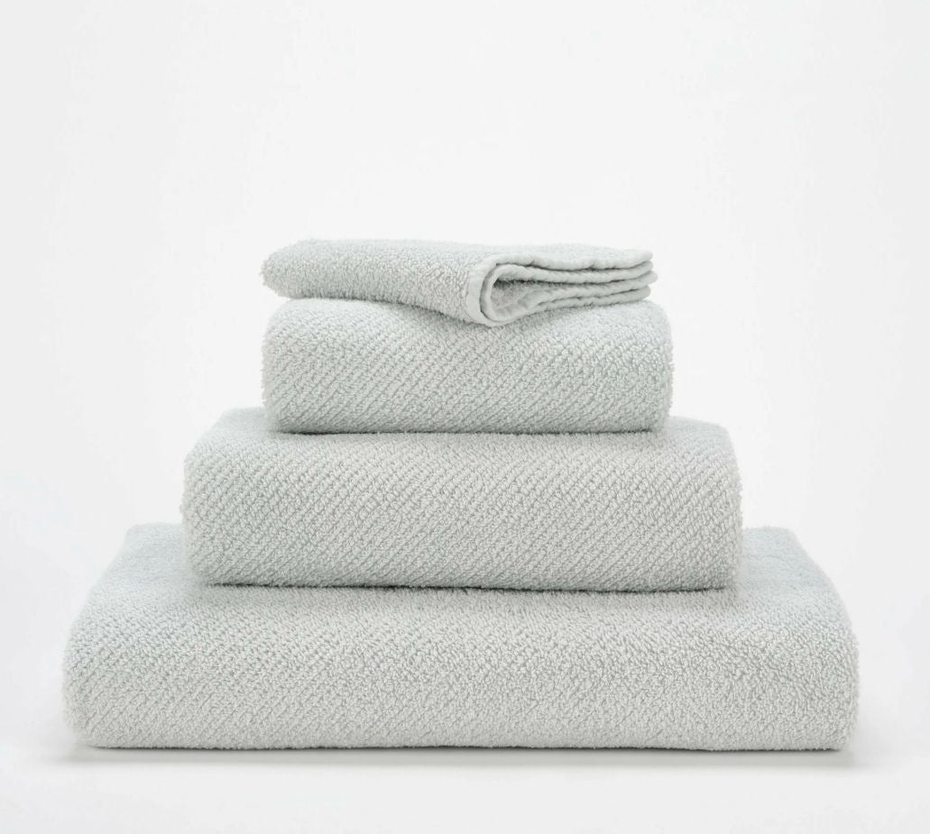 Luxusní světle šedý ručník 930 Perle ze 100% egyptské bavlny Giza 70 s texturou Twill Waterfall Bathrooms
