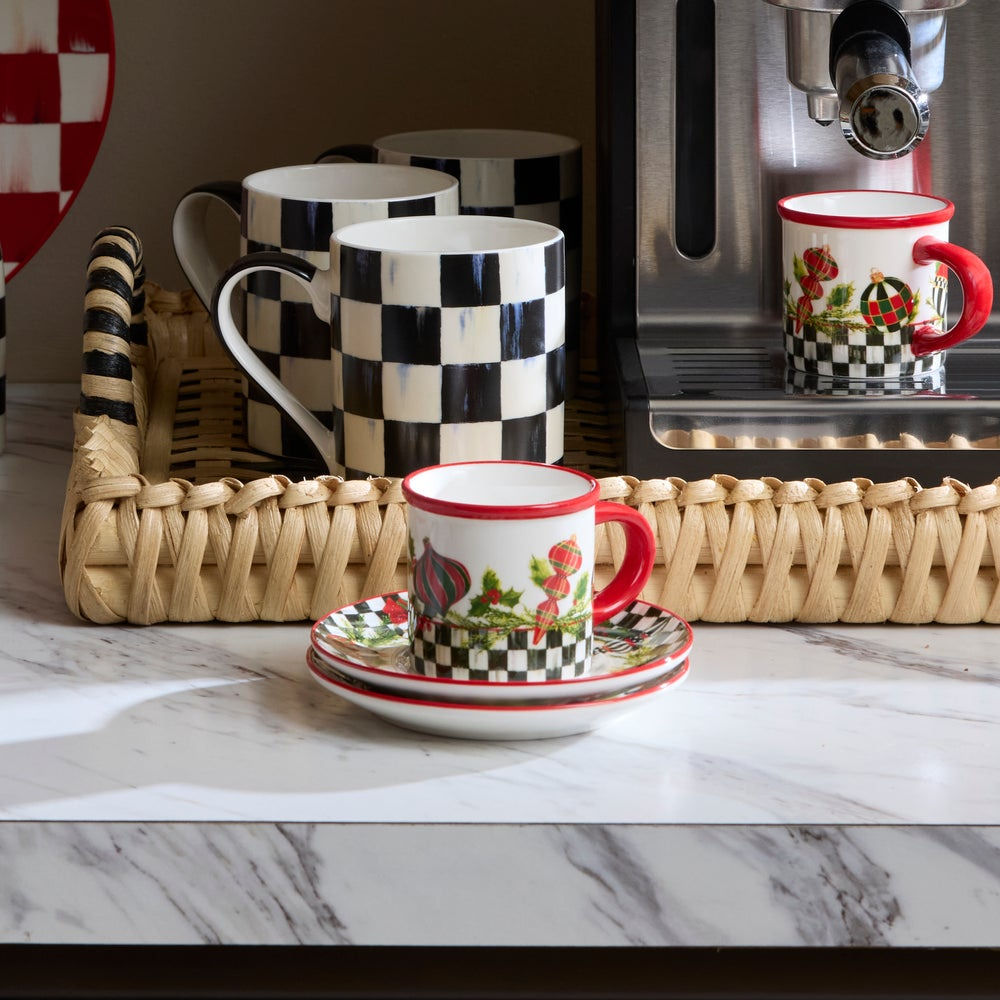 Luxusní vánoční sada dvou espresso šálků s podšálky MacKenzie-Childs Deck the Halls z kameniny Waterfall Bathrooms