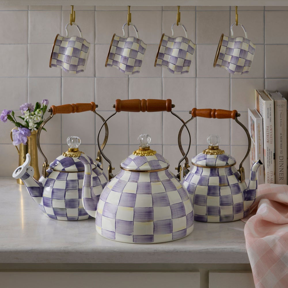 Luxusní velká fialová kostkovaná konvice na čaj MacKenzie-Childs Violet Check ze smaltované oceli s dřevěnou rukojetí Waterfall Bathrooms