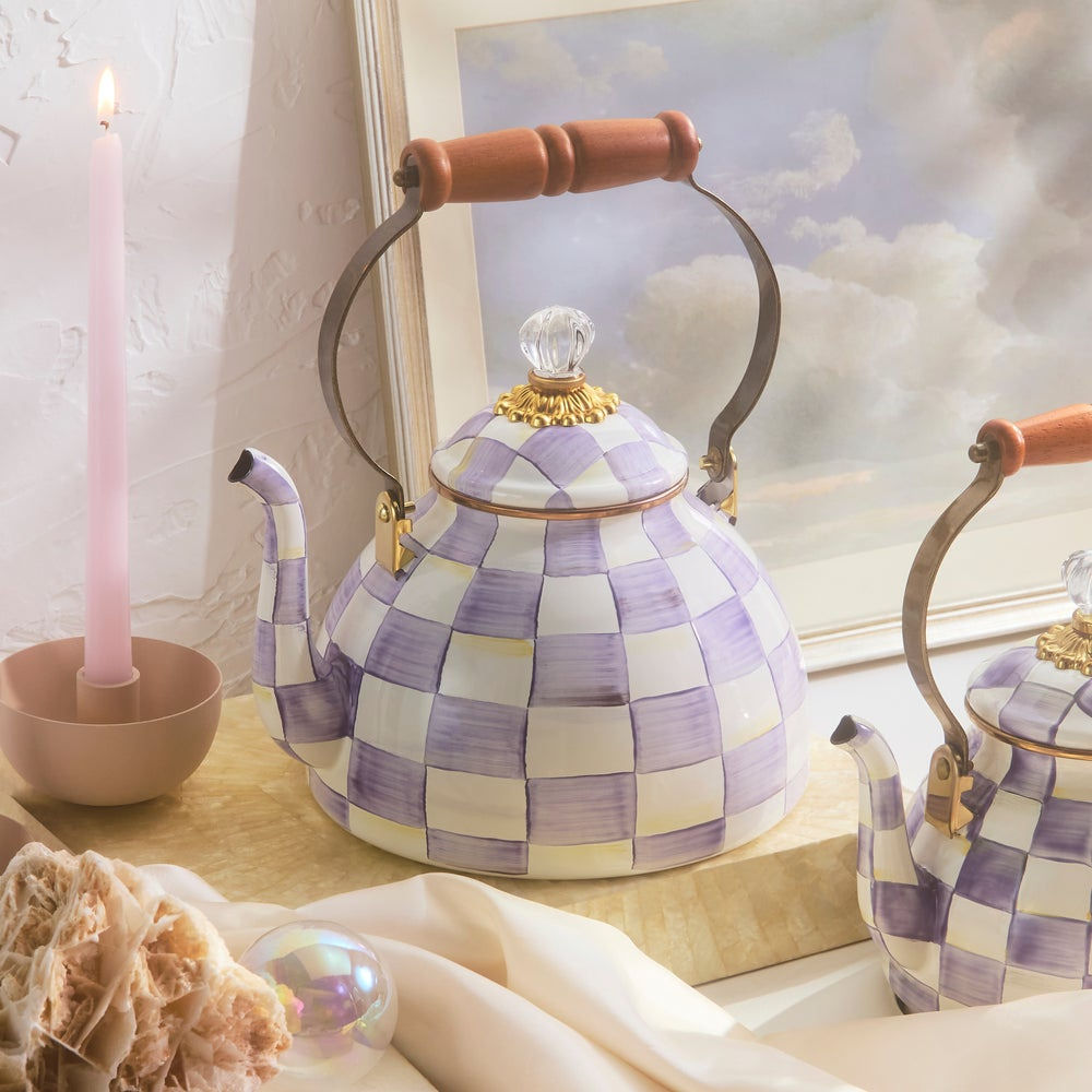 Luxusní velká fialová kostkovaná konvice na čaj MacKenzie-Childs Violet Check ze smaltované oceli s dřevěnou rukojetí Waterfall Bathrooms