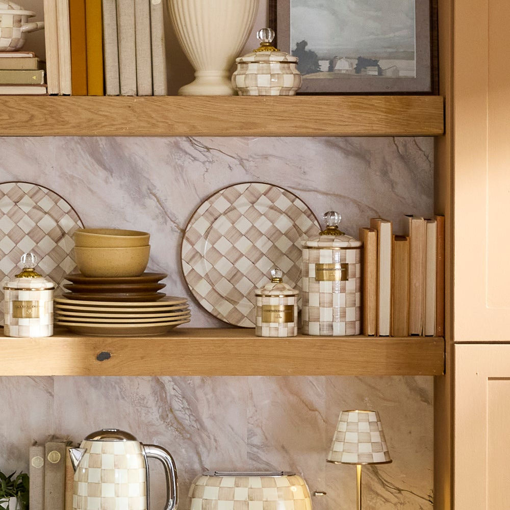 Luxusní velká kulatá podložka pod hrnce MacKenzie-Childs Mocha Check z akáciového dřeva Waterfall Bathrooms