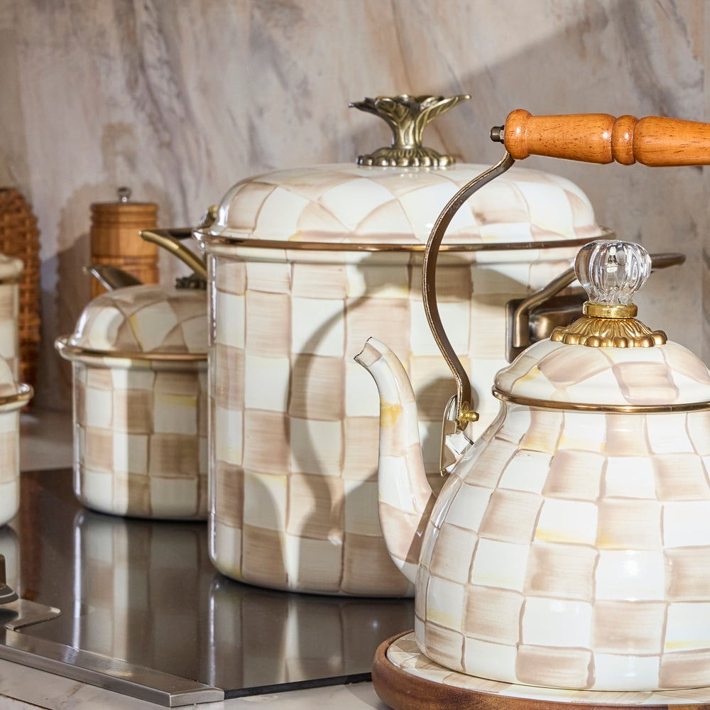 Luxusní velký smaltovaný hrnec 6,5 l MacKenzie-Childs Mocha Check s poklicí Waterfall Bathrooms