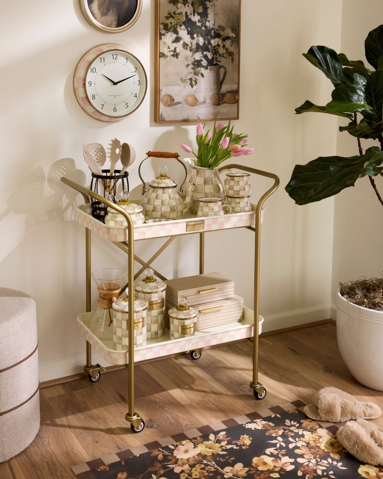 Luxusní vinylový kobereček MacKenzie-Childs Cafe Floral s květinovým vzorem a Mocha Check lemem Waterfall Bathrooms