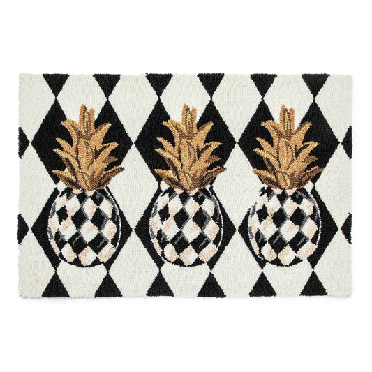 Luxusní ručně všívaný koberec MacKenzie-Childs s motivem ananasu a harlekýnským vzorem Pineapple Rug Waterfall Bathrooms