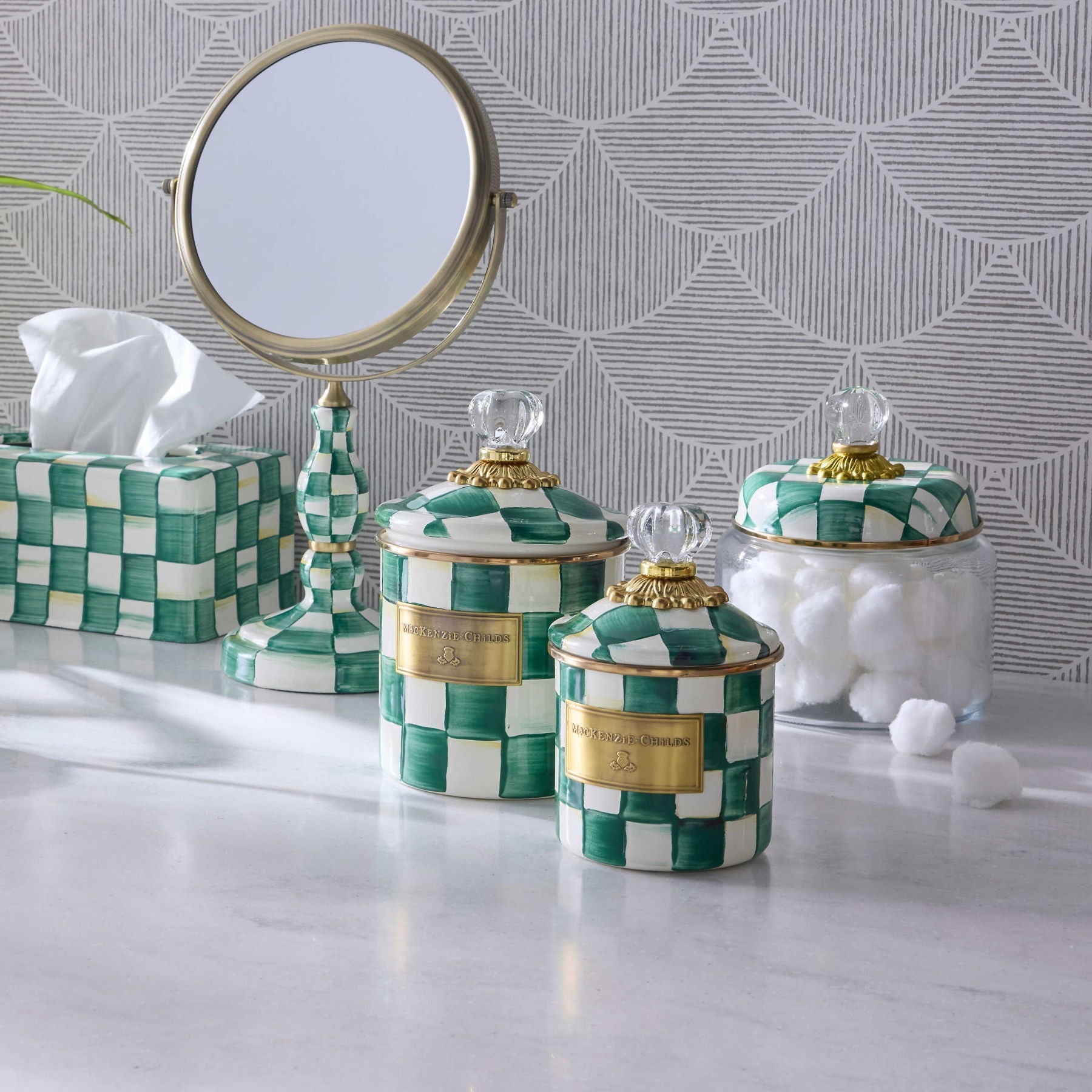 Malá dóza Emerald Check od MacKenzie-Childs se zeleným kostkovaným vzorem, Waterfall Bathrooms.