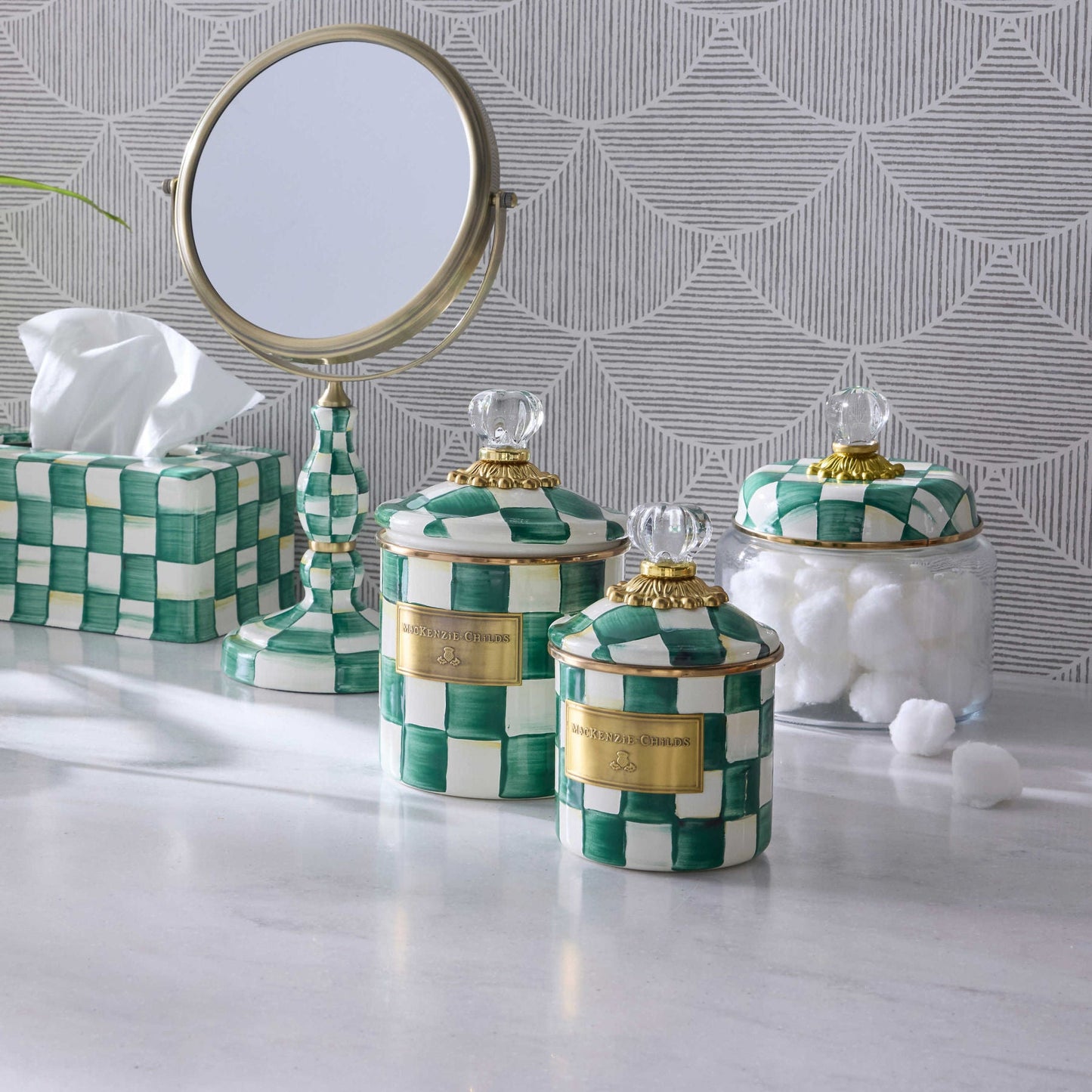 Malá kuchyňská dóza Emerald Check od MacKenzie-Childs se zeleným kostkovaným vzorem, Waterfall Bathrooms.