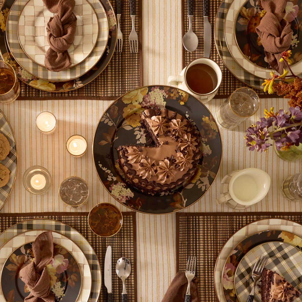 Malý tác na podstavci Wild Rose Brown od MacKenzie-Childs s květinovými motivy divokých růží a kostkami Mocha Check, Waterfall Bathrooms.
