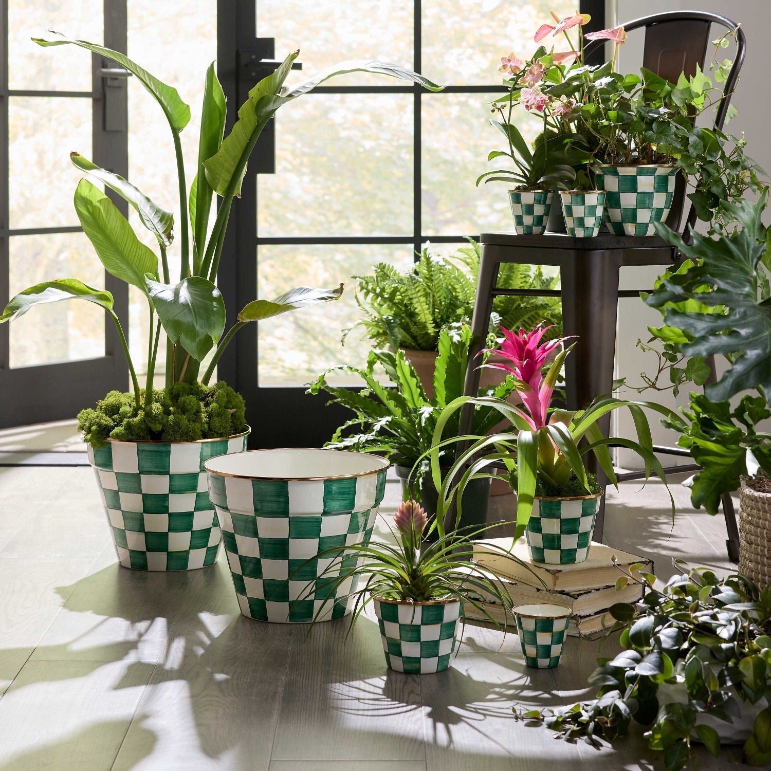 Malý zahradní květináč Emerald Check od MacKenzie-Childs se zeleným kostkovaným vzorem, Waterfall Bathrooms.
