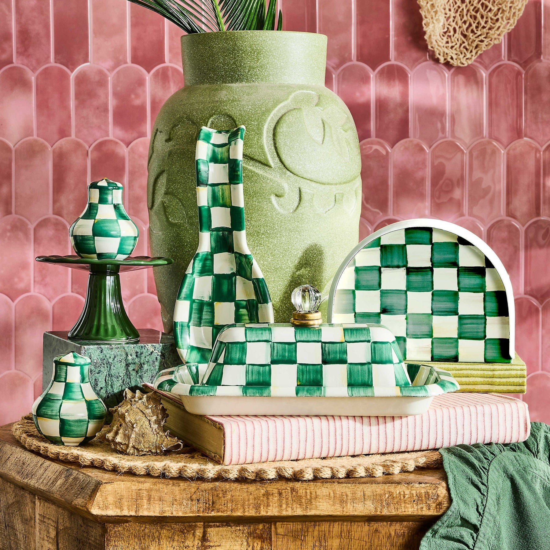 Máslenka Emerald Check od MacKenzie-Childs se zeleným kostkovaným vzorem, Waterfall Bathrooms.
