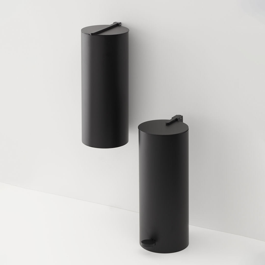 Luxusní matně černý pedálový odpadkový koš Mikado o objemu 2,6 l představuje elegantní a praktický doplněk do moderní koupelny - Waterfall Bathrooms