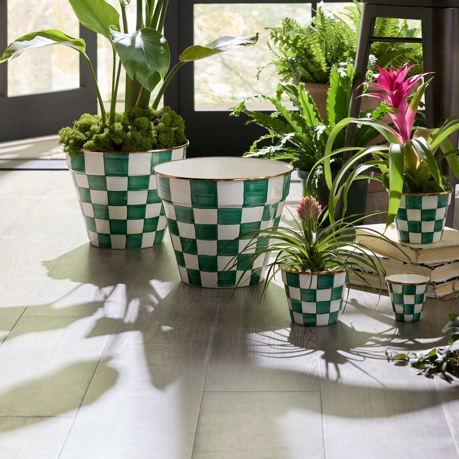 Mimořádně velký zahradní květináč Emerald Check od MacKenzie-Childs se zeleným kostkovaným vzorem, Waterfall Bathrooms.
