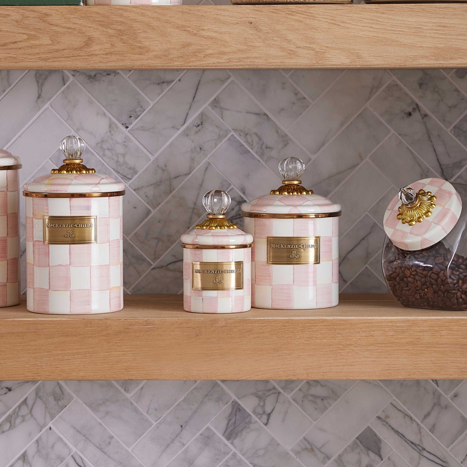 Mini kuchyňská dóza Rosy Check od MacKenzie-Childs, s růžovým kostkovaným vzorem a skleněným knoflíkem, Waterfall Bathrooms.
