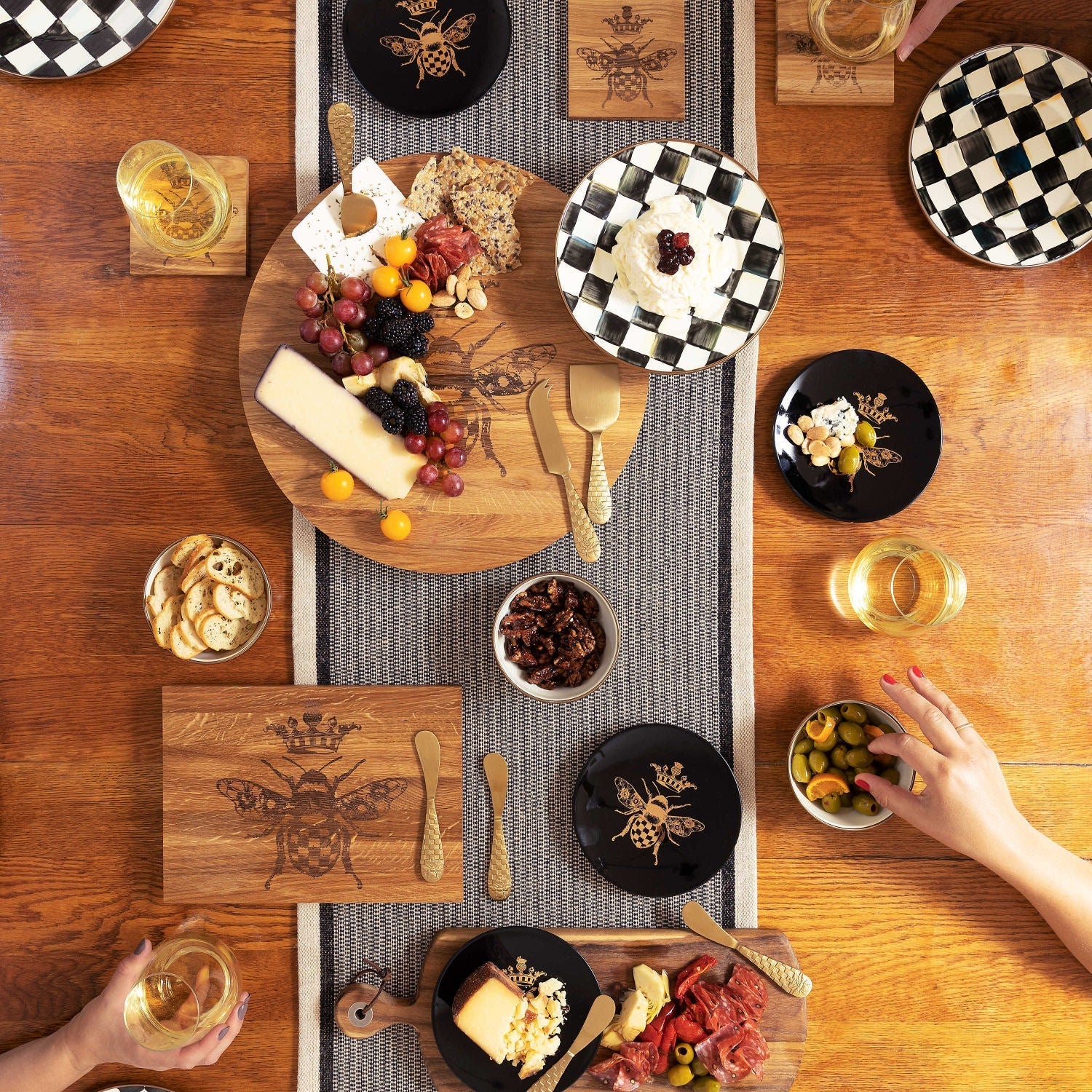Mini podnos Courtly Check od MacKenzie-Childs, s černobílým kostkovaným vzorem a bronzovým lemováním, Waterfall Bathrooms.
