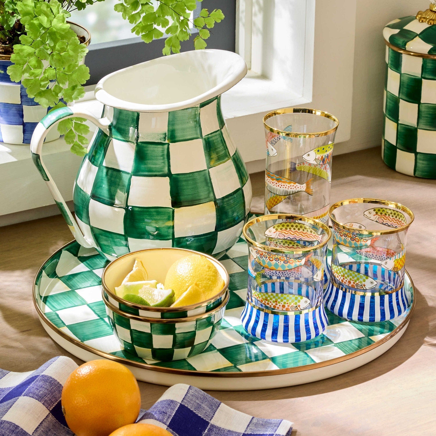 Miska Emerald Check od MacKenzie-Childs se zeleným kostkovaným vzorem, Waterfall Bathrooms.
