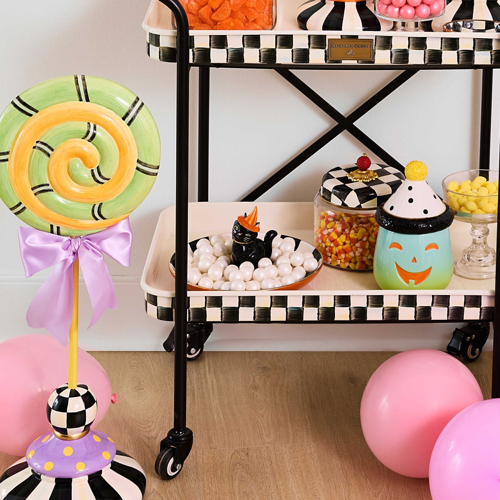 Miska na sladkosti Trick or Treat Cat Check od MacKenzie-Childs, s černou kočkou na kostkovaném podkladu a zlatým lemováním, Waterfall Bathrooms.
