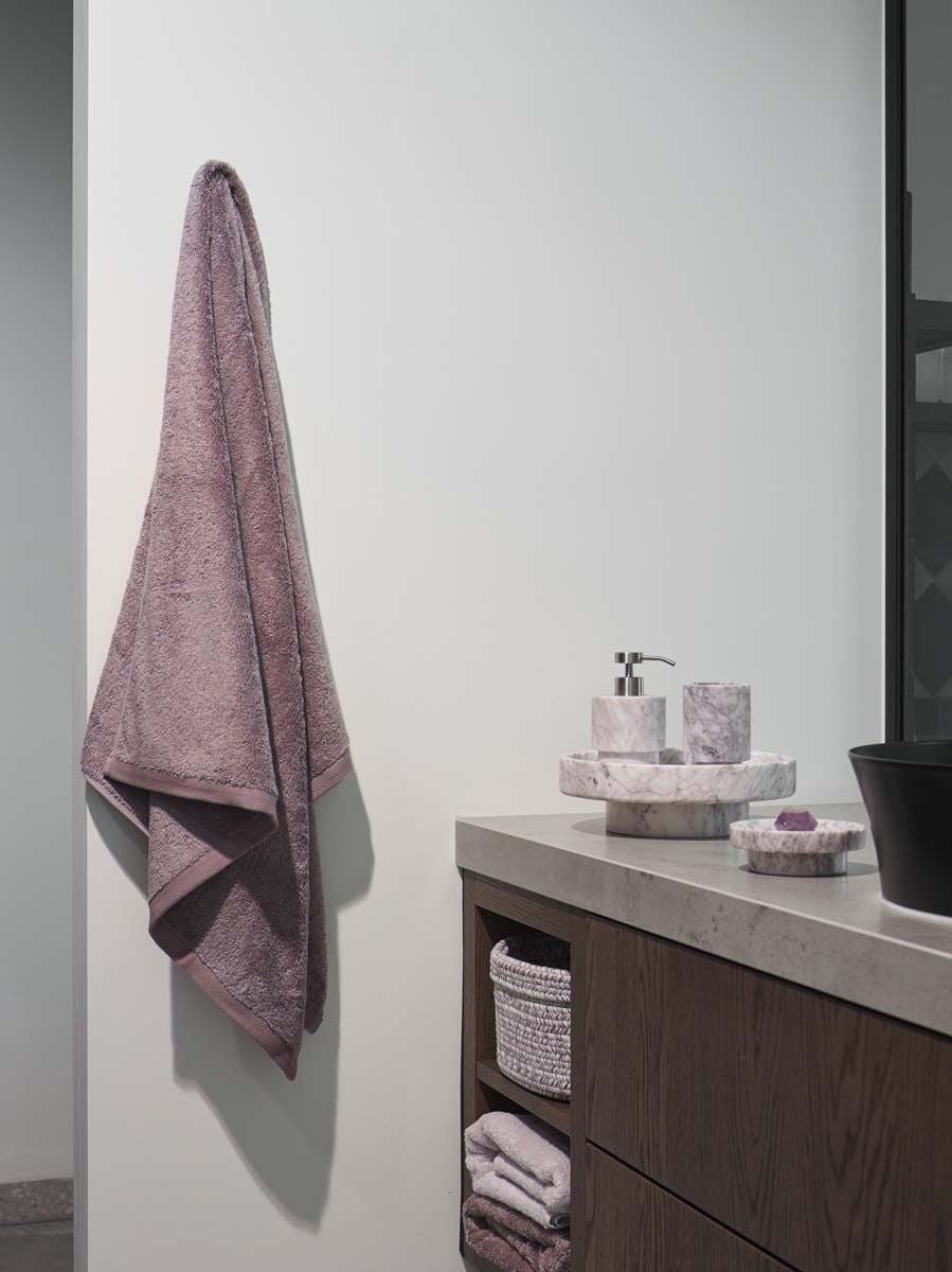 Luxusní mramorový podnos na podstavci Porto Rosy v elegantním světlém provedení s osobitým fialovým žilkováním. - Waterfall Bathrooms