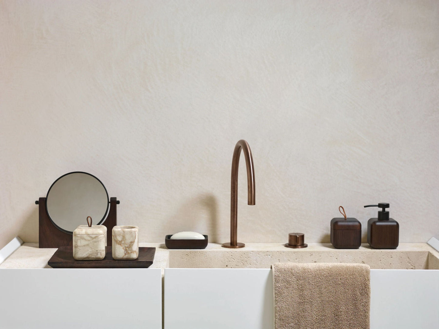 Luxusní dřevěná mýdlenka Aquanova Ebony v elegantním tmavě hnědém provedení skvěle doplní interiér každé koupelny. - Waterfall Bathrooms