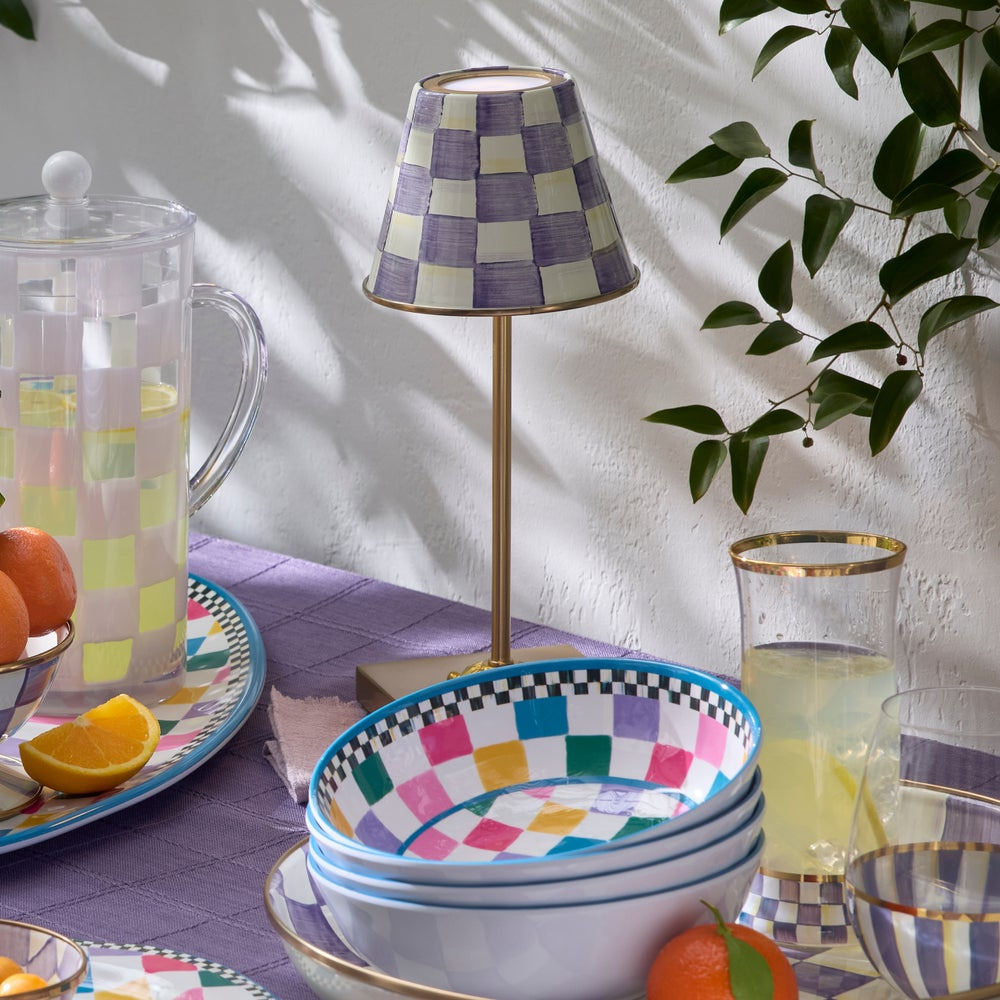Luxusní bezdrátová nabíjecí LED stolní lampa Violet Check od MacKenzie-Childs s fialovým stínidlem a mosaznou základnou Waterfall Bathrooms