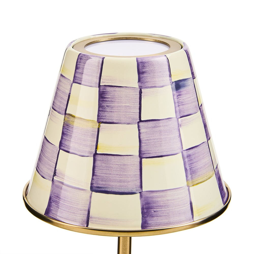Luxusní bezdrátová nabíjecí LED stolní lampa Violet Check od MacKenzie-Childs s fialovým stínidlem a mosaznou základnou Waterfall Bathrooms