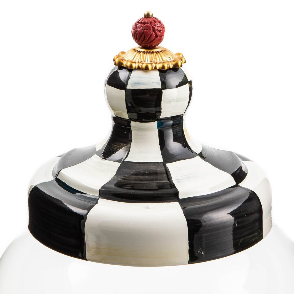 Luxusní skleněný nápojový dávkovač Courtly Check od MacKenzie-Childs s ikonickým černobílým šachovnicovým vzorem elegantně ozdobí každé slavnostní stolování. - Waterfall Bathrooms